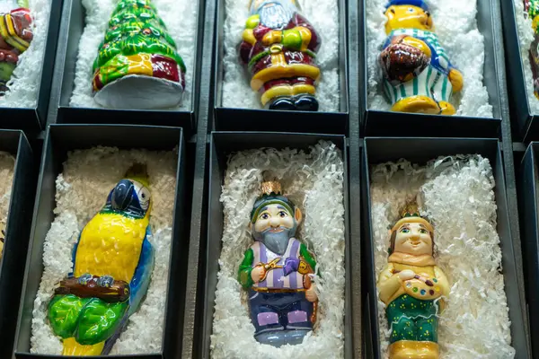 Cam Noel oyuncakları bir kutuda depolanmış. Noel süslü ambalaj. Farklı toplar ayarla.