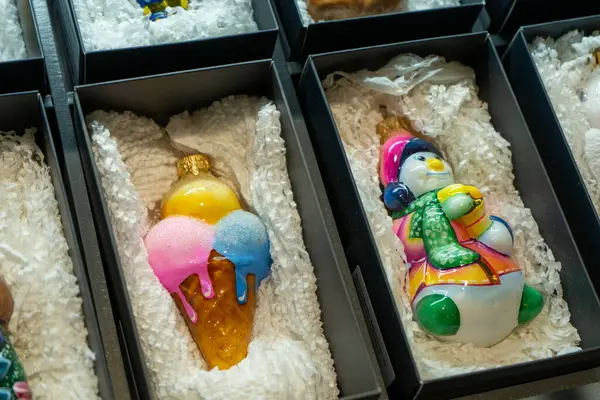 Cam Noel oyuncakları bir kutuda depolanmış. Noel süslemeli ambalaj