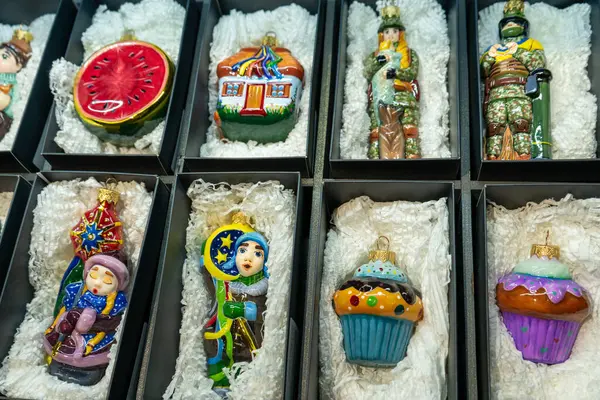 Cam Noel oyuncakları bir kutuda depolanmış. Noel süslü ambalaj. Farklı toplar ayarla.