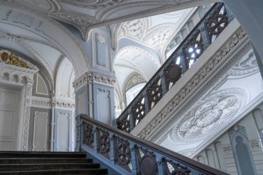 Tarihi Bina İçi Merdiven Dekorasyonu. Ukrayna Üniversitesi. Ukrayna Ulusal Teknik Üniversitesi veya Kyiv Politeknik Enstitüsü 'nün ana binası içinde