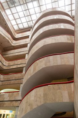 Spiral merdiven. Modern Monumentalizm Mimarlık Kütüphanesi Binası 'nın İç Görünümü. Balkon içeride..