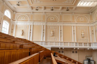 Konferans salonundaki ahşap banklar. Ukrayna Üniversitesi. Kyiv Politeknik Enstitüsü 'nün içinde. Ukrayna, Kyiv - 11 Haziran 2025