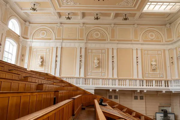 Konferans salonundaki ahşap banklar. Ukrayna Üniversitesi. Kyiv Politeknik Enstitüsü 'nün içinde. Ukrayna, Kyiv - 11 Haziran 2025