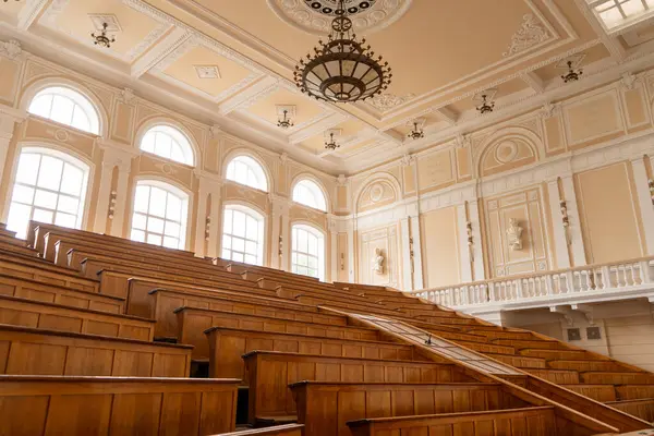 Üniversitedeki Klasik Konferans Salonu 'nun içi. Öğren ve çalış. Kyiv Politeknik Enstitüsü 'nün sınıfında. Eğitim eğitimi alıyorum. Ukrayna, Kyiv - 11 Haziran 2025