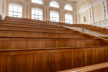 Konferans salonunun içi. Üniversitedeki boş sınıf.