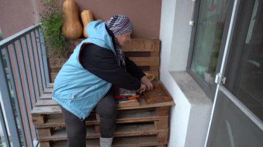 Ceviz hasadını sırala. Çekiçle fındık kırmak. Yaşlı bir kadın ceviz soyar. Büyükanne fındık kırıyor. Eller