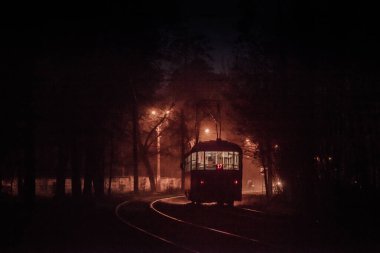 Tramvay Sis 'teki Orman Doğası' ndan yaklaşıyor. Sonbahar karanlık gecesi. Seyahat