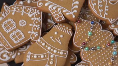 Tabakta beyaz kremalı zencefilli kurabiye. Noel yemeği. Zencefilli kardan adam evi. Üst manzara tatlı kış tatlısı