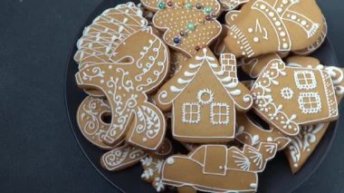 Tabakta kremalı zencefilli kurabiye. Noel yemeği. Zencefilli tatlı. Masanın üst görüntüsü. Siyah arkaplan