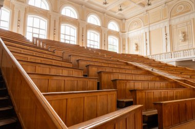 Üniversite eğitimindeki Klasik Konferans Salonu 'nun içi. Ukrayna Üniversitesi. Kyiv Politeknik Enstitüsü 'nün sınıfında. Eğitim eğitimi alıyorum. Ukrayna, Kyiv - 11 Haziran 2025