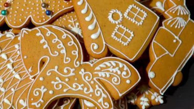 Tabakta beyaz kremalı zencefilli kurabiye. Noel yemeği. Zencefilli kardan adam evi. Üst manzara tatlı kış tatlısı pişirme