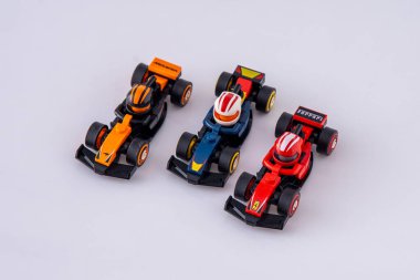 LEGO oyuncakları Ferrari Mclaren 'ın Formula 1 arabasıyla yarışmasını engelliyor. Küçük tuğladan arabaları modelle. Ukrayna, Kyiv - 8 Haziran 2025