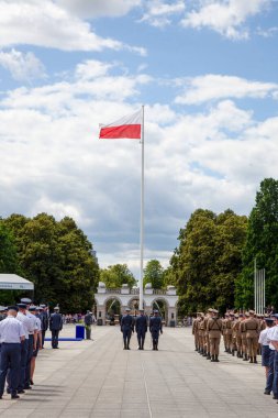 Polonya bayrağı. Pilsudski Meydanı 'nda Cezaevi Hizmet Günü kutlamaları. Askerler ve polis. Üniformalı insanlar. Polonya, Varşova - 27 Haziran 2019.