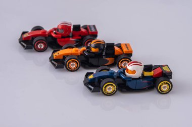 LEGO Oyuncak Ferrari Mclaren Formula 1 Araba yarışı. Küçük tuğladan arabaların model koleksiyonunu yap. Ukrayna, Kyiv - 8 Haziran 2025