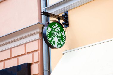 Duvarda Starbucks kafe logosu işareti var. Varşova, Polonya - 29 Haziran 2019