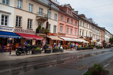 Sokaktaki sandalyeler ve masalar. Açık kafe teras inşaatı. Yazın kahve dükkanının girişi. Varşova, Polonya - 29 Haziran 2019