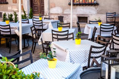 Cobblestone Caddesi 'ndeki açık kafede. Sandalyeler ve masalar mavi. Yazın eski bir turist kasabası. Tatil