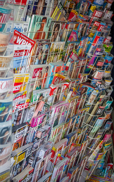 Продажи журналов. Киоск для прессы. Бумажные новости. Варшава, Польша - 29 июня 2019 года