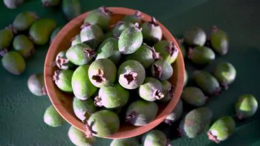 Fayjoa yeşil meyve kasesi yemeği.