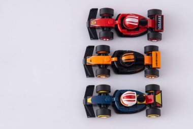 LEGO Oyuncak Ferrari Mclaren Formula 1 Araba yarışı. Küçük tuğladan arabaları ayarla. Model kopyalama alanı. Ukrayna, Kyiv - 8 Haziran 2025