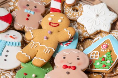 Dondurmalı farklı zencefilli kurabiyeler hazırla. Noel yemeği pişirme. Zencefilli çörek adam. Xmas tatlıları arka planı tedavi eder.