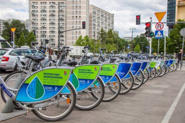 Şehirdeki bisiklet kiralama şirketleri. Herkese açık olan toplu taşıma araçları. Otoparktaki bisiklet sansarları. Varşova, Polonya - 28 Haziran 2019
