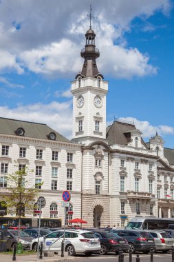 Varşova saat kulesindeki Jablonowski Sarayı. Şehir merkezinin House Caddesi. Arabaları park ediyor. Varşova, Polonya - 28 Haziran 2019