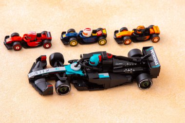 LEGO Oyuncak Yarış Formula 1 Petronas Mercedes AMG Ekibi seti. Ukrayna, Kyiv - 8 Haziran 2025