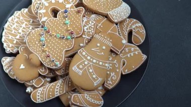 Tabakta kremalı zencefilli kurabiye. Noel yemeği. Zencefilli çörek şenlikli tatlı. Masanın üst görüntüsü. Siyah arkaplan