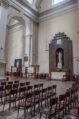 Tahta sandalyeler, Grzybowski Meydanı 'ndaki Boş Azizler Kilisesi' ne. Varşova, Polonya, 28 Haziran 2019