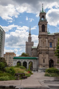 All Saints Kilisesi, Grzybowski Meydanı Plac Grzybowski. Varşova, Polonya. Şehir merkezinin evleri ve caddeleri. Turist rotası. Tarihi dönüm noktası. Eski ve yeni mimari görüşü