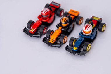 LEGO Oyuncak Ferrari Mclaren Formula 1 Araba yarışı. Küçük tuğladan arabaların üst görüntüsünü ayarlayın. Ukrayna, Kyiv - 8 Haziran 2025