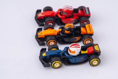 LEGO 'lu çocuklar Ferrari Mclaren Formula 1 arabasıyla yarışıyor. Küçük tuğladan arabaları modelle. Ukrayna, Kyiv - 8 Haziran 2025