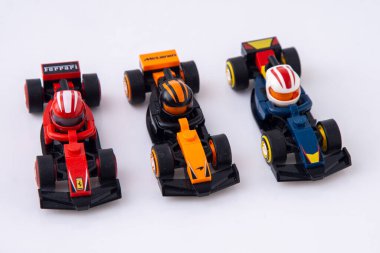 LEGO Oyuncak Ferrari Mclaren Formula 1 Araba yarışı. Üç arabalık küçük bir model ayarla. Ukrayna, Kyiv - 8 Haziran 2025