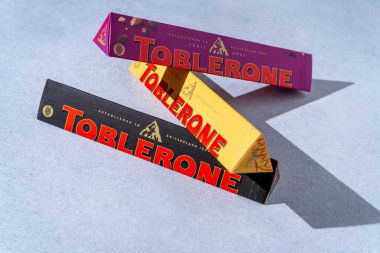 Toblerone marka çikolata ambalajı. İsviçre Mondelez sütlü çikolata arka planı. Üç farklı tat. Ukrayna, Kyiv - 4 Kasım 2024
