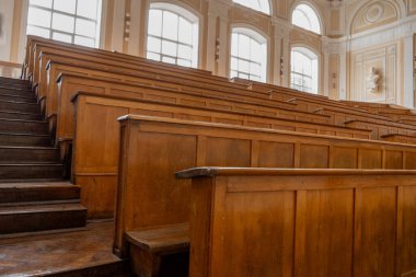 Ahşap koltuklu boş konferans salonu. Üniversitede Eğitim