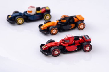 LEGO Oyuncak Ferrari Mclaren Formula 1 Araba yarışı. Küçük tuğladan arabaları oyun için hazırlayın. Ukrayna, Kyiv - 8 Haziran 2025