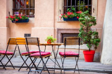 Açık Cafe Koltukları ve mavi masalar. Yazın eski bir turist kasabası. Tatil