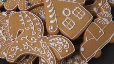 Beyaz kremalı zencefilli kurabiye. Noel yemeği. Zencefilli at evi. Üst manzara tatlı kış pastanesi ev yapımı tatlı