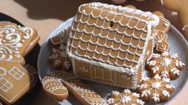 Beyaz kremalı zencefilli kek evi. Noel yemeği. Zencefilli kurabiye. Üst Manzara. En iyi Xmas pastası. Kış fırını