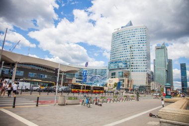 Varşova tren istasyonu merkezde. Bina mimari şehri. Varşova sokak insanları. Varşova, Polonya - 1 Temmuz 2019