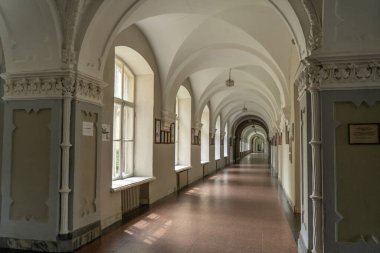 Eski gotik bina. Arched Hallway with Tonozlu Tavan İç Üniversitesi Boş okul