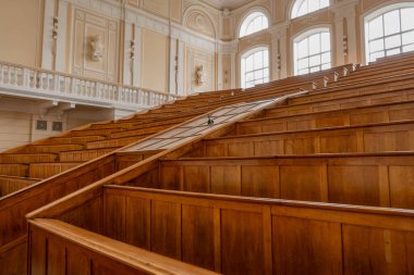 Konferans salonundaki ahşap banklar. Ukrayna Üniversitesi. Kyiv Politeknik Enstitüsü 'nün sınıfında. Eğitim eğitimi alıyorum. Ukrayna, Kyiv - 11 Haziran 2025