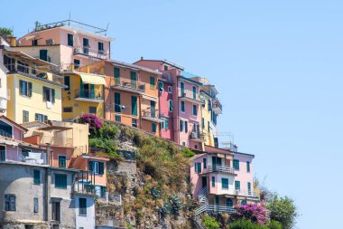 Uçurumun kenarındaki çok renkli evler. Manarola İtalyan köyü Cinque Terre, Liguria, İtalya. Yaz arkaplan kopyalama alanı.