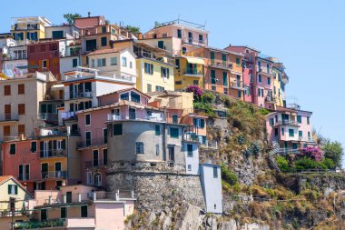 Uçurumun kenarındaki çok renkli evler. Manarola İtalyan köyü Cinque Terre, Liguria, İtalya. Yaz seyahati
