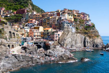 Uçurumun kenarındaki çok renkli bina. Manarola İtalyan köyü Cinque Terre, Liguria, İtalya. Yaz denizi.