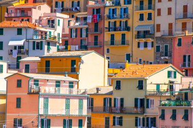 Çok renkli evler mimari inşa ediyor. Manarola İtalyan köyü Cinque Terre, Liguria, İtalya. Yaz seyahati
