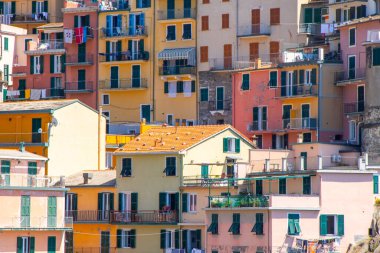 Çok renkli evler mimari inşa ediyor. Manarola İtalyan köyü Cinque Terre, Liguria, İtalya şehir sokağı. Yaz seyahati