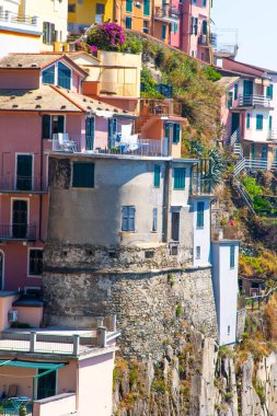 Uçurumun kenarındaki çok renkli evler. Manarola İtalyan köyü Cinque Terre, Liguria, İtalya sokak mimarisi