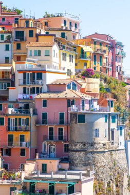 Uçurumun kenarındaki parlak renkli evler. Manarola İtalyan köyü Cinque Terre, Liguria, İtalya sokak mimarisi